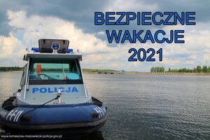 policyjna łódź motorowa z kabiną zacumowana na zbiorniku wodnym i napis koloru niebieskiego o treści bezpieczne wakacje 2021