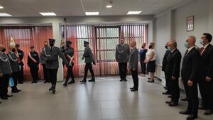 policjanci z pocztu sztandarowego odprowadzają sztandar