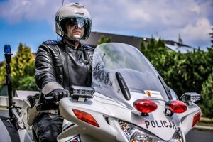 policjant na motocyklu