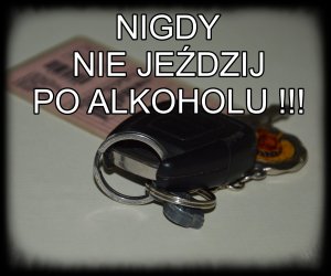 kluczyki od auta i blankiet prawa jazdy ( nieczytelny) napis koloru białego z czarnymi krawędziami o treści Nigdy nie jeździj po alkoholu !!!