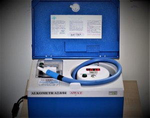 policyjny alkometr - urządzenie do pomiaru trzeźwości badający zawartość alkoholu w wydychanym powietrzu