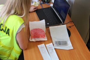 Funkcjonariuszka policji prowadząca czynność oględzin zatrzymanych narkotyków