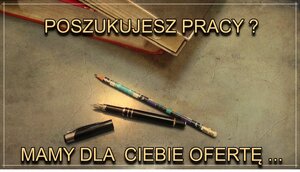 fotografia w stylu retro na której widać segregatory z dokumentami oraz długopis i pióro. widoczny napis o treści poszukujesz pracy? mamy dla Ciebie ofertę