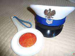 czapka policji ruchu drogowego oraz tarcza "stop"