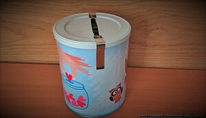 kolorowa puszka /skarbonka/ z widocznymi plombami zabezpieczającymi przed nieautoryzowanym otwarciem