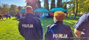 policjanci, strażacy, Wójt Gminy Inowłódz przemawiają do zgromadzonych na świeżym powietrzu pod namiotami uczestników Bezpiecznych Dni Inowłodza