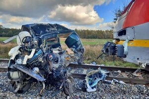 wrak samochodu uderzonego przez pociąg oraz przód pociągu osobowego