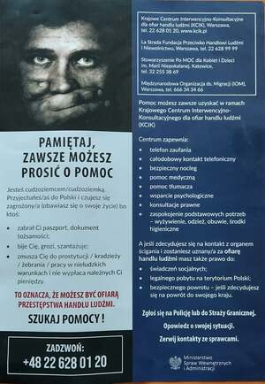 plakat z czarno-białym zdjęciem przedstawiającym twarz z zakrytymi dłonią innej osoby ustami. Plakat jest jednocześnie formą ulotki zawierającej cenne informacje w tym kontakt do instytucji, u których można szukać pomocy.