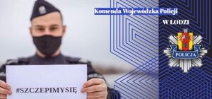 Policjant z kartką w dłoniach trzymaną przed sobą i z napisem na niej -  szczepimy się