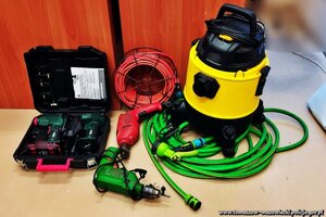 zdjęcie przedmiotów - elektronarzędzi stojących na podłodze przy biurku odzyskanych przez policjantów i pochodzących z przestępstwa