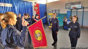 uczniowie klasy policyjnej uczestniczą w uroczystości ślubowania