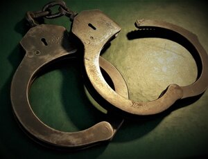 metalowe kajdanki z jednym kabłąkiem otwartym