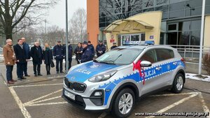 uroczystość przekazania nowego oznakowanego radiowozu / pojazd kia sportage i uczestnicy uroczystości/