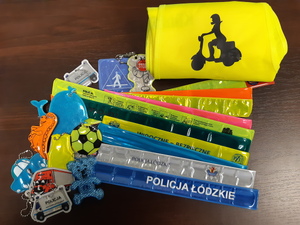 rożne elementy odblaskowe - opaski i przywieszki na blacie stołu