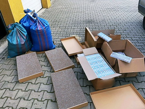 nielegalne wyroby akcyzowe zabezpieczone przez policjantów podczas przeszukania - tytoń i papierosy