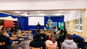 umundurowany policjant prowadzi spotkanie z uczniami