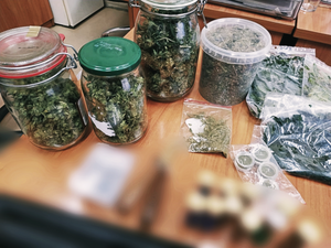 torebki foliowe i słoiki z zabezpieczonymi przez policjantów narkotykami