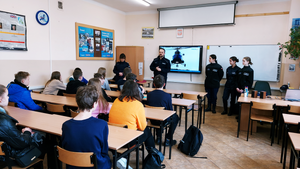 policjanci promują klasę policyjną i służbę w policji w trakcie spotkania z uczniami szkół podstawowych na dniach otwartych w ZSP nr 8