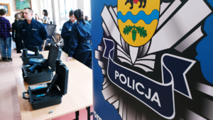 policjanci promują klasę policyjną i służbę w policji w trakcie spotkania z uczniami szkół podstawowych na dniach otwartych w ZSP nr 8