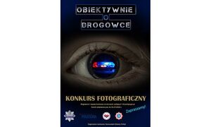 Plakat konkursu na którym w źrenicy ludzkiego oka widać obiektyw a w nim czerwono - niebieskie światła policyjnego radiowozu. Powyżej widnieje napis: Obiektywnie o Drogówce, poniżej: Konkurs fotograficzny. Regulamin i zasady konkursu na stronach: policja.pl i hit.policja.gov.pl.
Termin składani prac: 31.07.2022 r. Zapraszamy. 
Poniżej znajdują się loga: Policji, Gazety Policyjnej, Fundacji Pomocy Wdowom i Sierotom po Poległych Policjantach, NSZZP
Pod logami widoczny jest napis: Organizator konkursu: Komenda Główna Policji