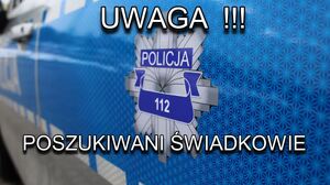 zdjęcie drzwi radiowozu z charakterystycznym malowaniem i policyjną gwiazdą. naniesiona grafika w kolorze białym o treści Uwaga Poszukiwani świadkowie