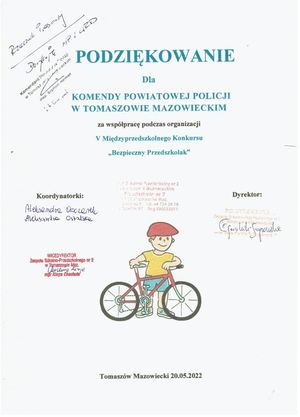 Podziękowanie dla tomaszowskich policjantów za współpracę podczas organizacji V Międzyprzedszkolnego Konkursu ,,Bezpieczny Przedszkolak&amp;quot; Forma dyplomu z grafiką chłopca przy rowerze w centralnej części opatrzone podpisami i pieczęciami