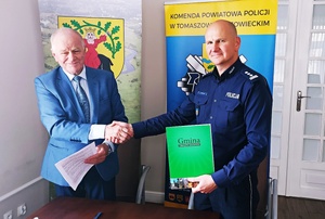 podpisanie porozumienia przez Komendanta Powiatowego Policji w Tomaszowie Mazowieckim inspektora Szymona Hermana - od prawej i Wójta Gminy Tomaszów Mazowiecki Franciszka Szmigla - od lewej