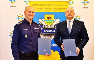 podpisanie porozumienia na dodatkowe patrole policji pomiędzy Wójtem Gminy Ujazd p. Arturem Pawlakiem a Komendantem Powiatowym Policji w Tomaszowie Mazowieckim inspektorem Szymonem Hermanem