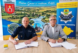 podpisanie porozumienia przez Wójta Czerniewic i Komendanta Powiatowego Policji w Tomaszowie Mazowieckim