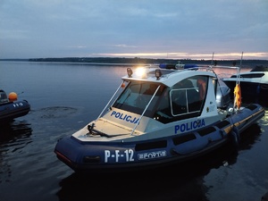 policyjna łódź na zalewie wieczorową porą