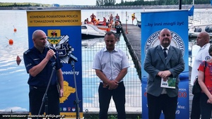 inauguracja sezonu wodnego 2022 nad brzegiem Zalewu Sulejowskiego w Smardzewicach. Na zdjęciu widoczni licznie zgromadzeni uczestnicy spotkania