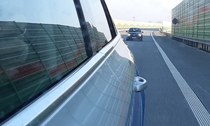 zdjęcie poglądowe, trasa szybkiego ruchu, widok z lusterka radiowozu