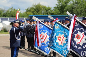 Komendant Wojewódzki Policji w Łodzi nadinsp. Sławomir Litwin oddaje honor przed pocztami sztandarowymi