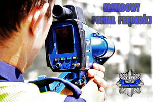 policjant ruchu drogowego wykorzystując laserowy miernik prędkości  dokonuje pomiaru prędkości nadjeżdżającego pojazdu,. W prawym górnym rogu napis o treści - kaskadowy pomiar prędkości , poniżej policyjna gwiazda z napisem Tomaszów Mazowiecki