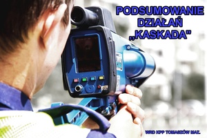 policjant ruchu drogowego mierzy prędkość pojazdów laserowym  radarem - napis podsumowanie działań kaskada wrd kpp Tomaszów Mazowiecki