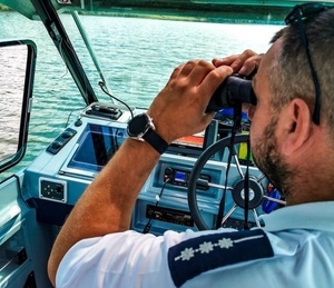 policjant z lornetką