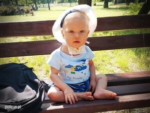 dziecko siedzące na ławce