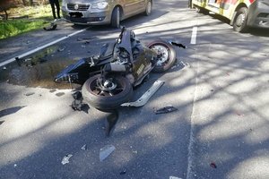 Zdjęcie rozbitego motocykla