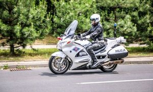 policjant na motocyklu