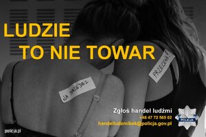 Napis Ludzie to nie towar. Pod spodem: Zgłoś handel ludźmi, tel.: +48 47 72 565 02, handelludzmibsk@policja.gov.pl. Z boku widać policyjne logo. w tle dwie kobiety widoczne tyłem, które są oparte o siebie, jedna jest w bieliźnie druga w skąpej koszulce. Obie maja naklejone etykietki z napisem: na sprzedaż, druga etykietkę: przecena!