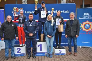 pamiątkowe zdjęcie na podium po zakończonym biegu