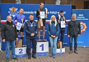 pamiątkowe zdjęcie na podium po zakończonym biegu