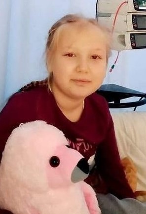 chora dziewczynka z maskotką