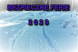 ośnieżona droga i niebieski napis z czarnym konturem o treści BEZPIECZNE FERIE 2 0 2 3