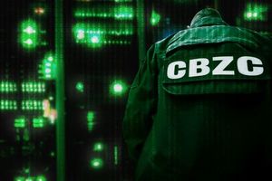 mężczyzna odwrócony plecami z napisem na kurtce CBZC