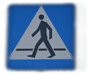 znak drogowy oznaczający przejście dla pieszych