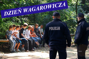 umundurowani policjanci stoją przed grupą młodzieży napis dzień wagarowicza