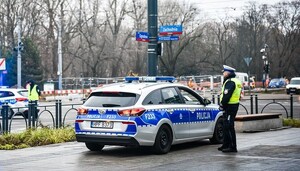 policjant przy radiowozie