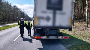 policjanci ruchu drogowego kontrolują pojazd ciężarowy