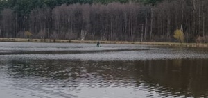 sprawca włamania uciekający na pokładzie łódki wędkarskiej po zbiorniku wodnym